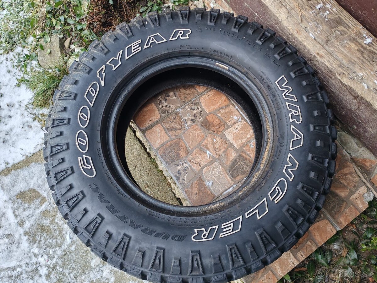 Goodyear wrangler duratrac R15 235 75