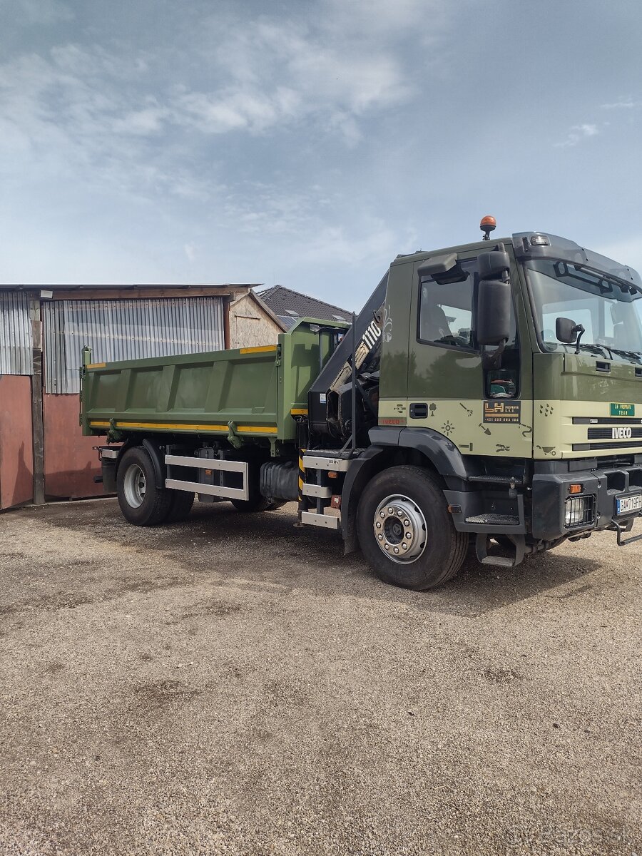 Nákladné auto s hydraulickou rukou