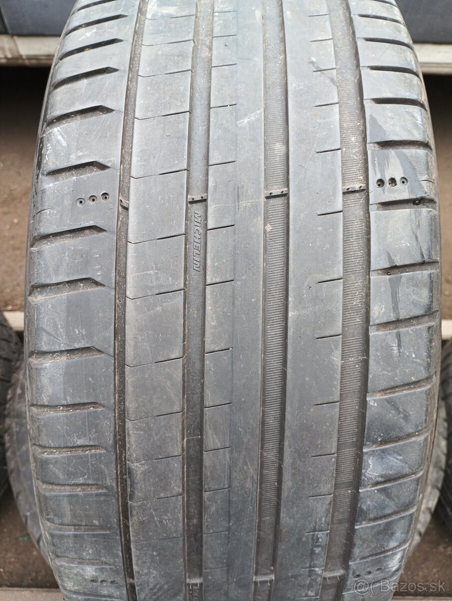 255/35R21 Michelin