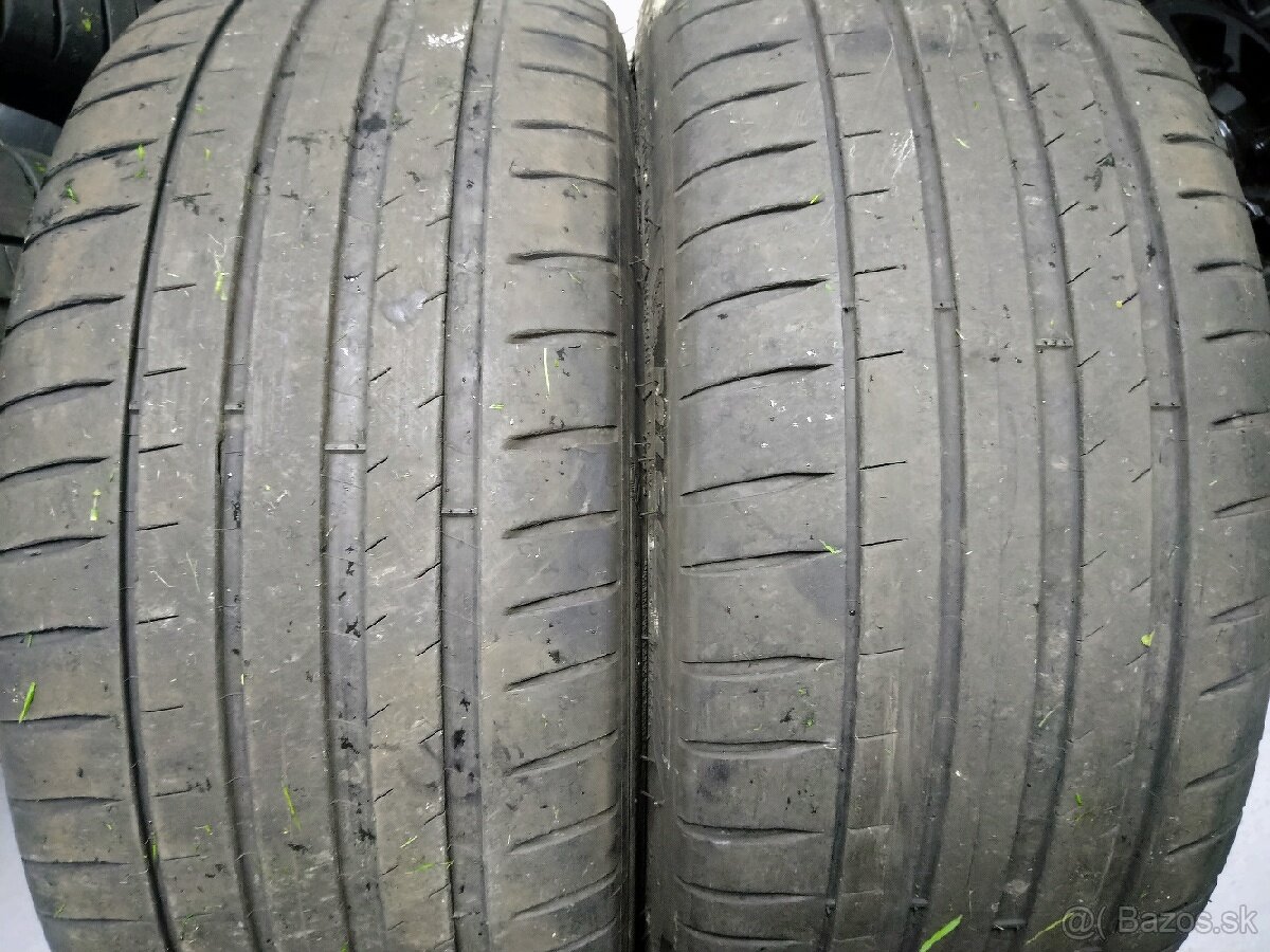 225/40 R18