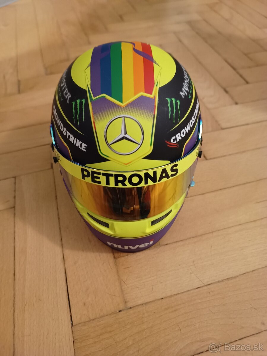 nova mini prilba / helma 1:2 Lewis Hamilton 2023