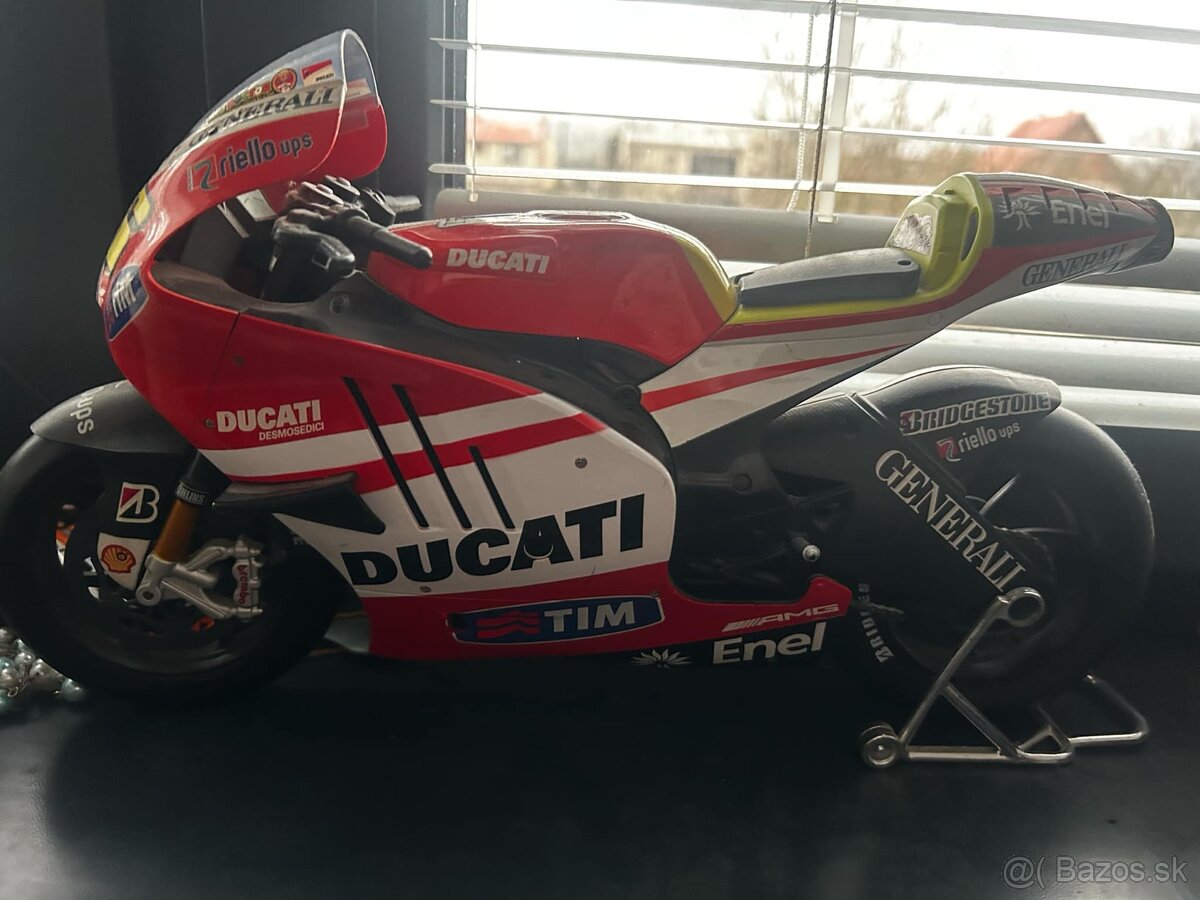 Maisto 1/12 Classic 2011 Ducati Desmosedici Valentino Rossi