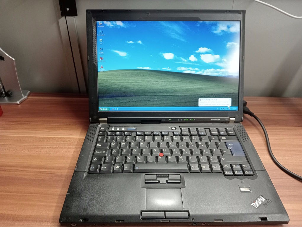 predám IBM LENOVO THINKPAD T61 , WINDOWS XP , bez baterky