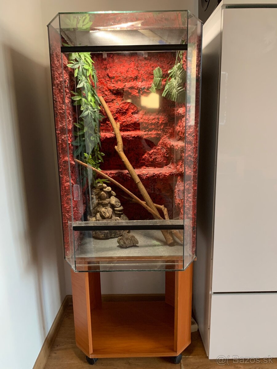 Terarium s podstavcom