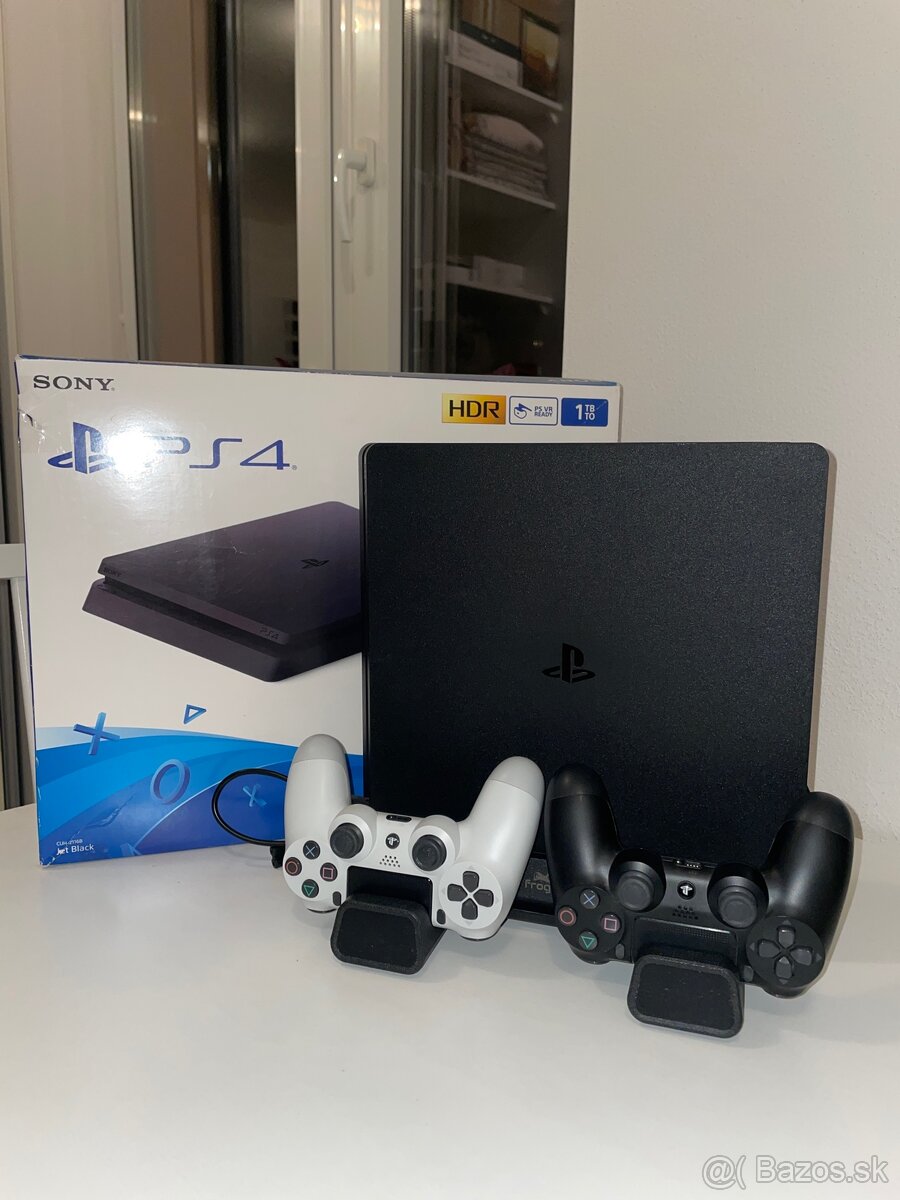 PS4 Slim 1 TB + 2 ovládače + stojan