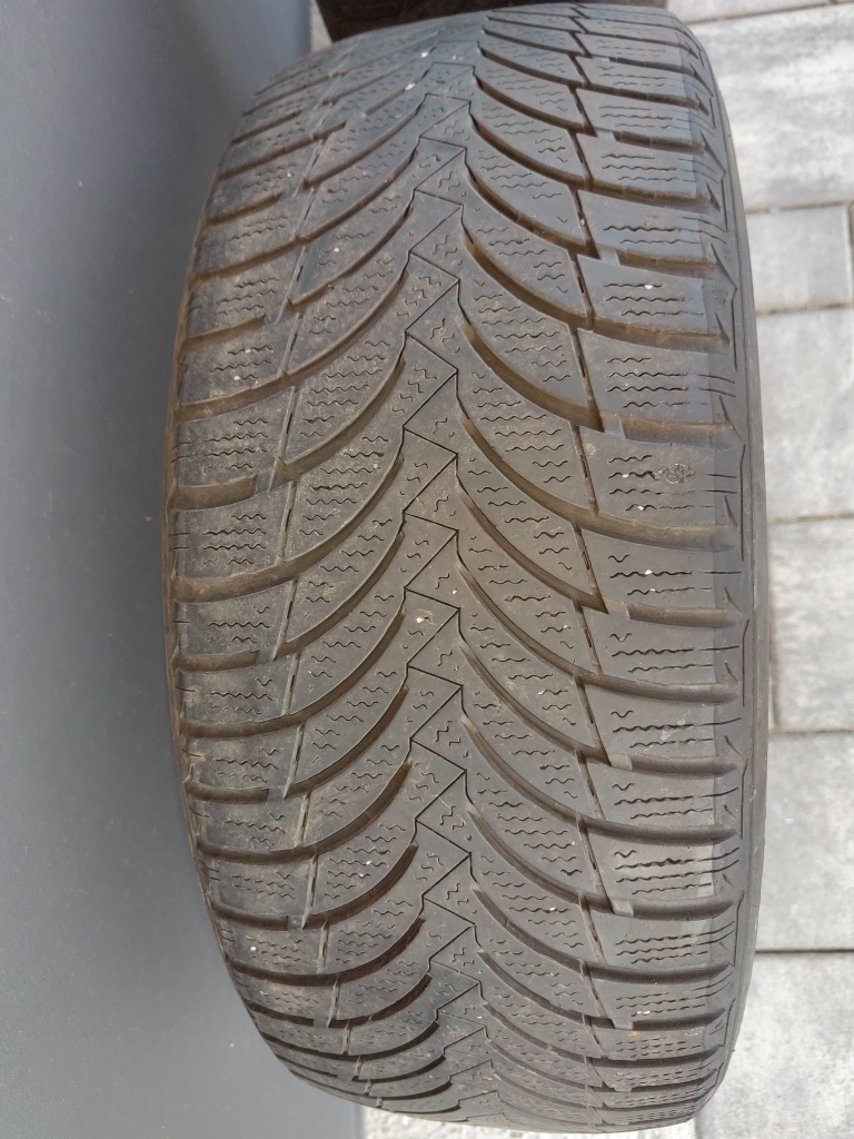 PREDAJ  ZIMNÝCH  PNEUMATÍK  205/55 R 16