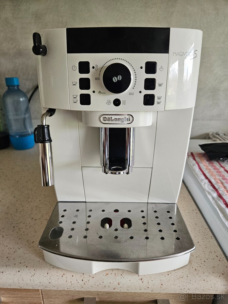 Predám kávovar Delonghi magnifica S biely