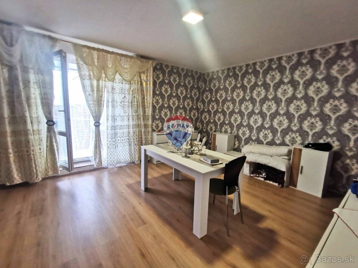 Veľký čiastočne zrekonštruovaný 3 izbový byt, 75m2, Jasov