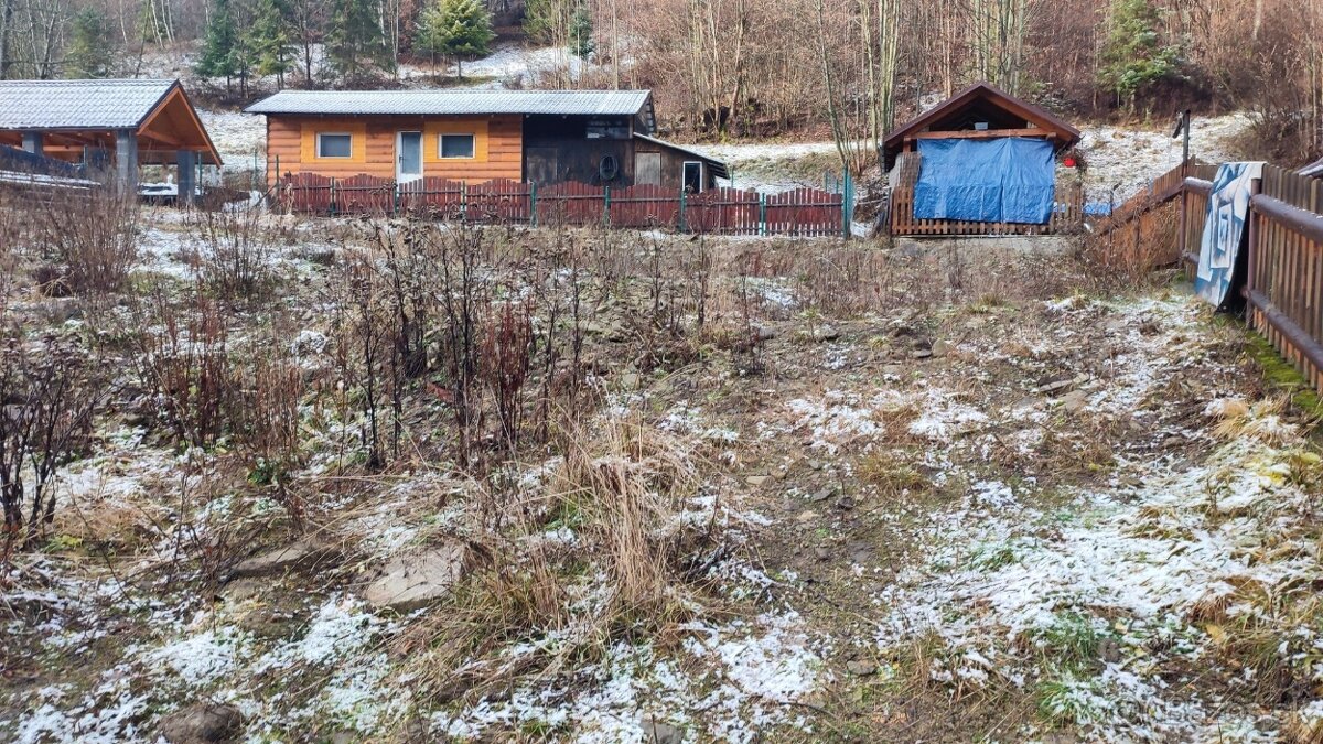 STAVEBNÝ POZEMOK NA DOM S 3 BYTOVÝMI JEDNOTKAMI, OŠČADNICA -