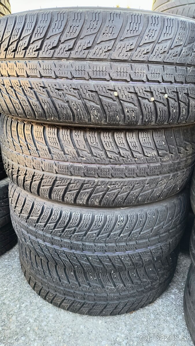 225/60 R17 Nokian zimne