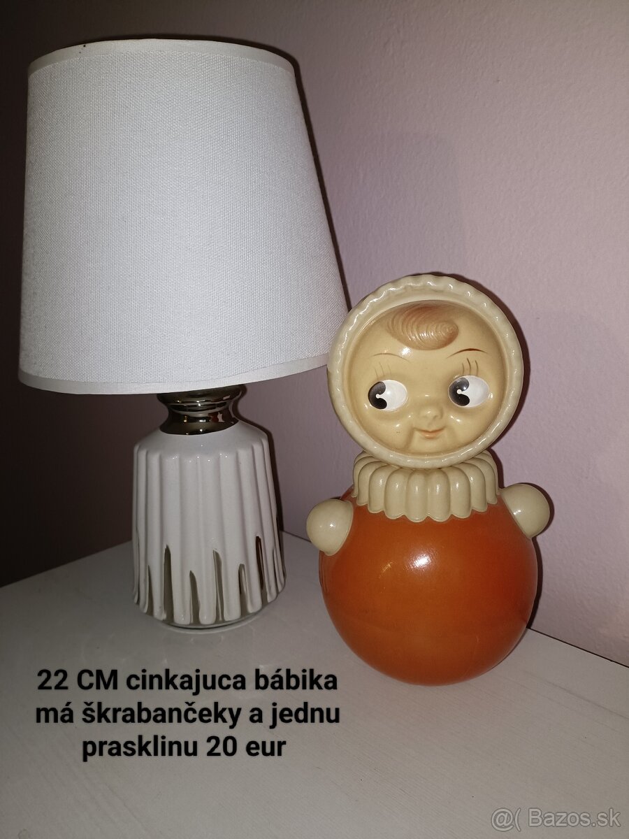 Rezervovana Retro cinkajúca bábika