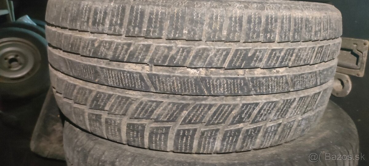 245/40R18 97V