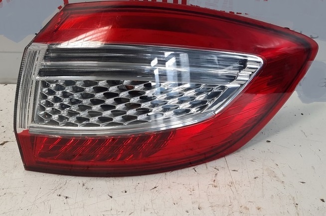 Zadné LED svetlo pravý blatník Ford Mondeo MK4 combi facelif