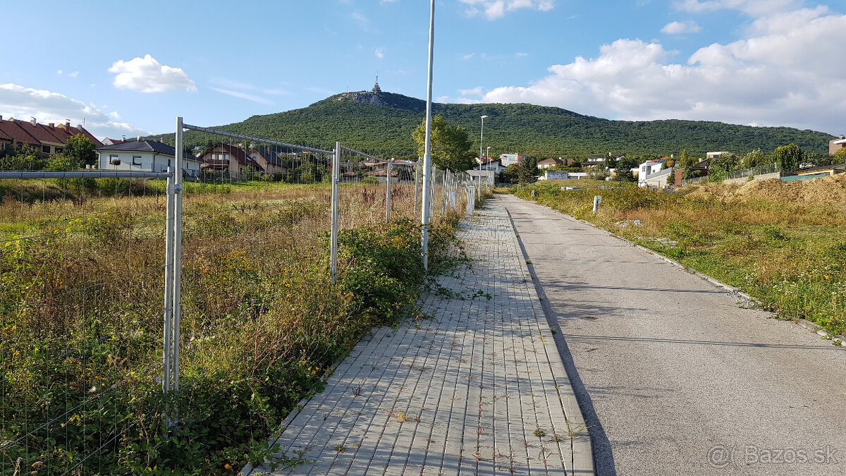 Predám stavebné pozemky pod Zoborom - všetky siete.