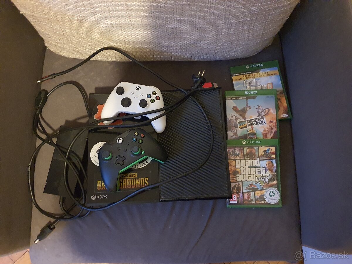 Xbox one + 2 ovladace (1x bezdrotovy), 3 hry k tomu. Dohoda