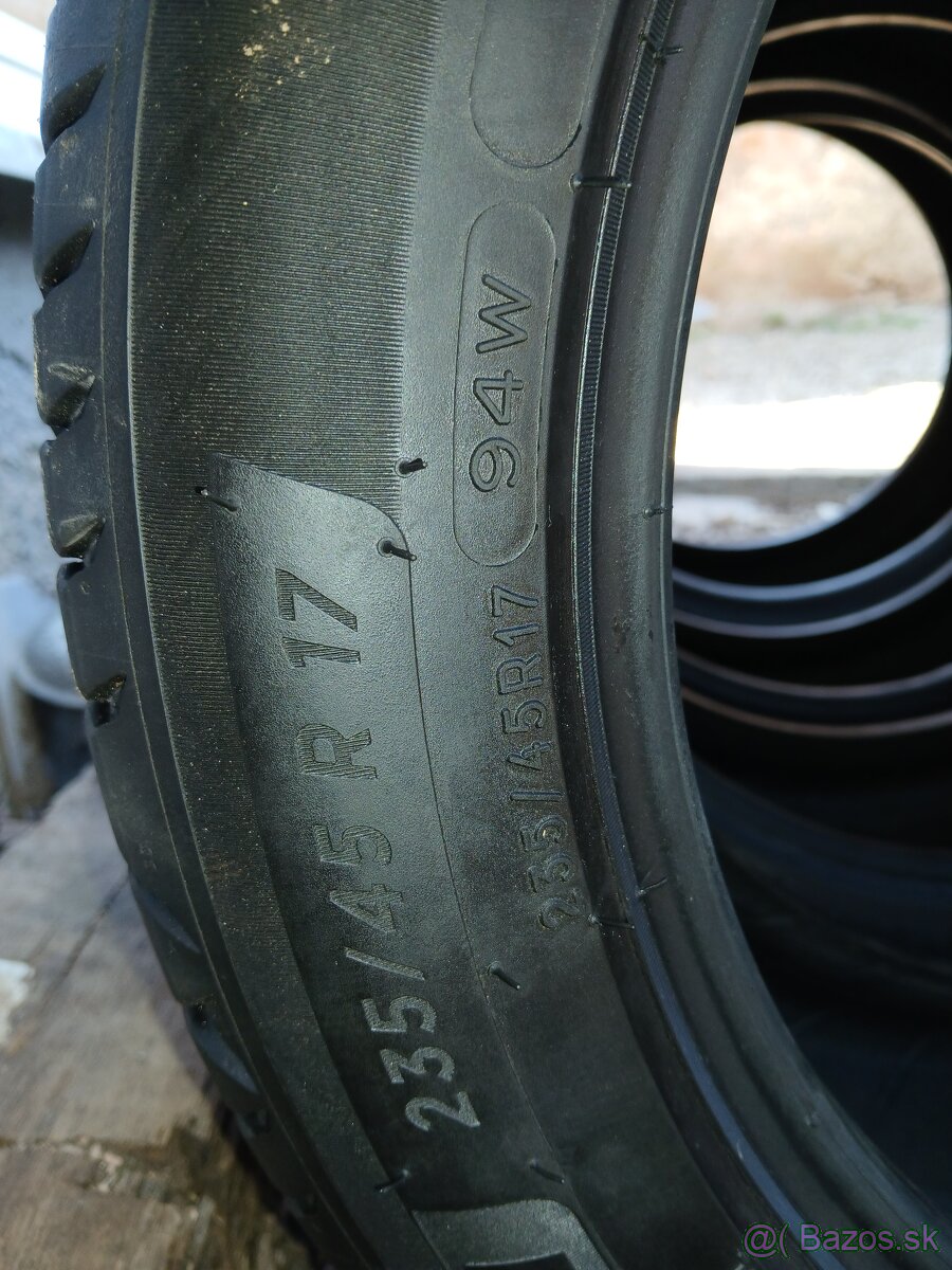 Michelin 235/45 R17