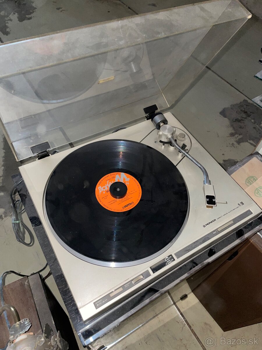 Starý gramofón pioneer LP-200