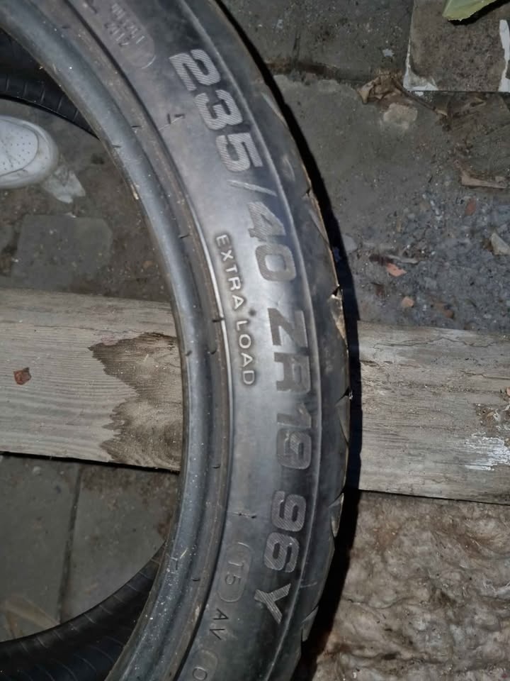 Predám letné gumy 235/40 R19 96Y