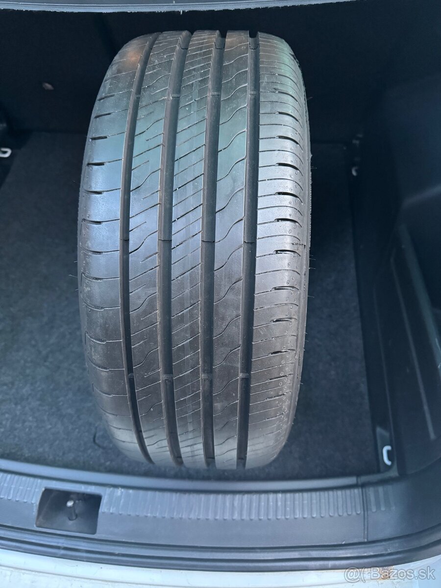 Predám letné pneu Goodyear Efficient Grip ... 215 45 R16