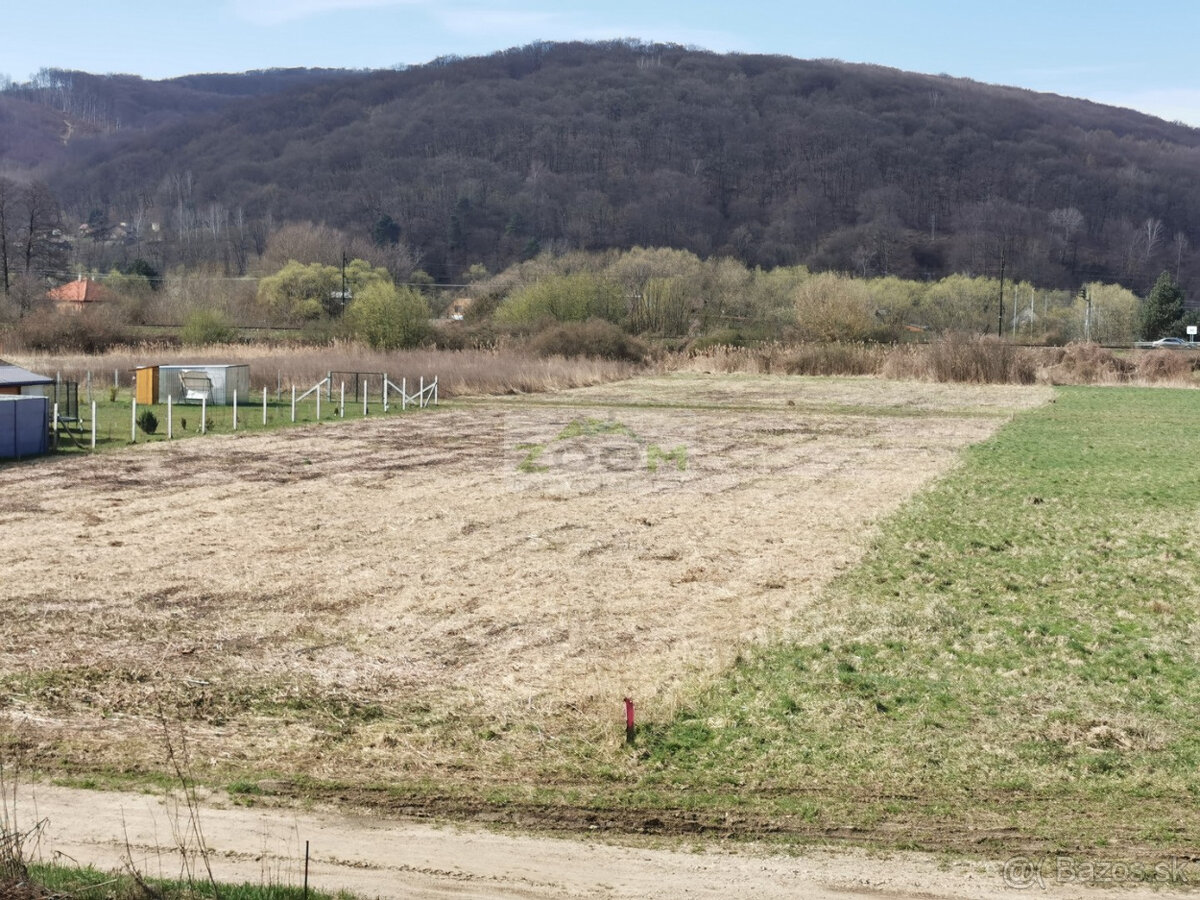 HANISKA - Pekný stavebný, rovinatý pozemok s IS