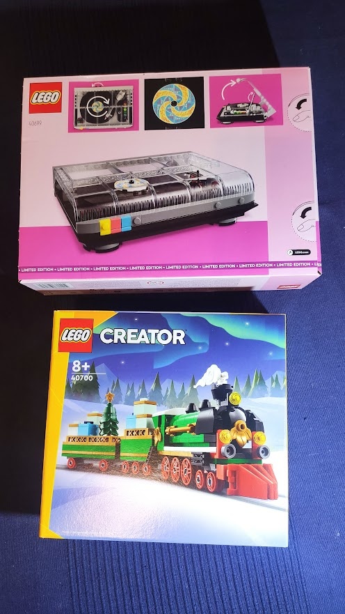 Predám Lego 40699 (Retro gramofón) a 40700 (Vianočný vláčik)