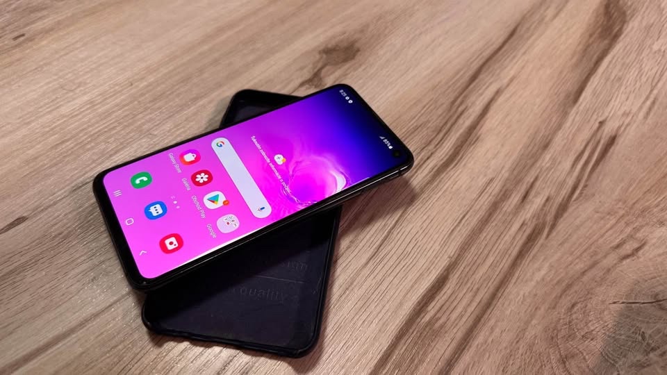 Samsung S10 e vemi dobry stav displej bez vypalenych pixelov