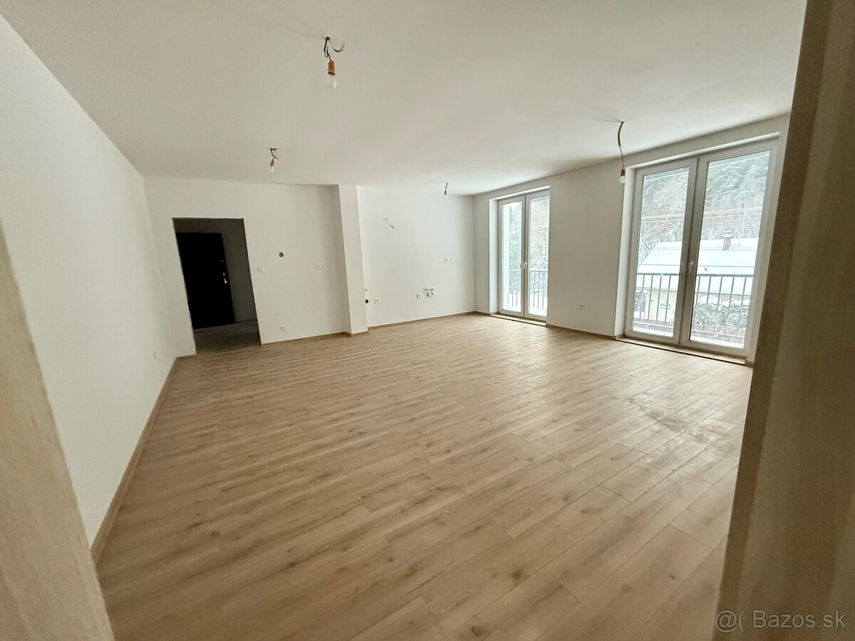 Na predaj veľkometrážny 2izbový byt 72,5m2.