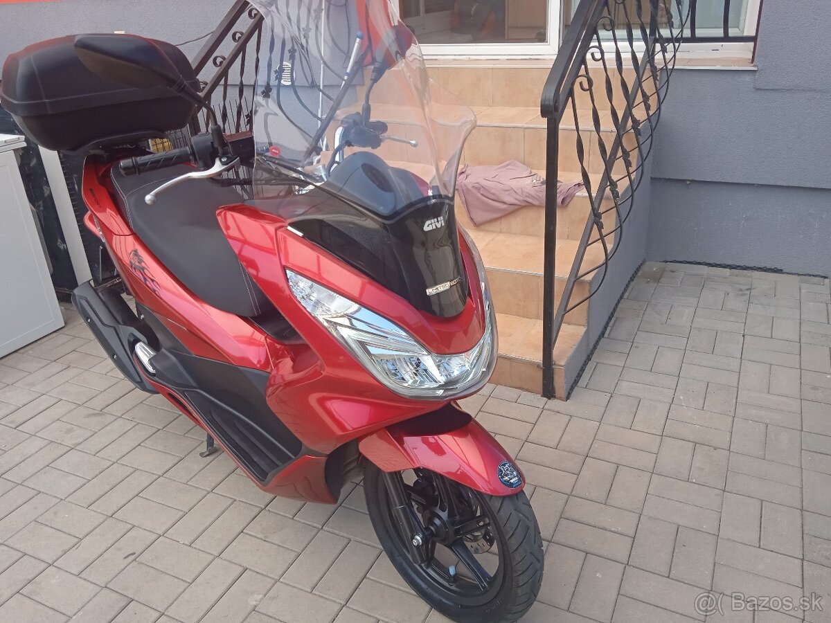 Hondu PCX 125 ako nova..krasna metaliza