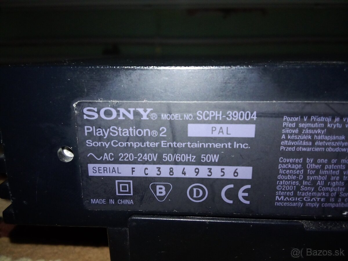 PS2 model SCPH39004 v cene tri hry