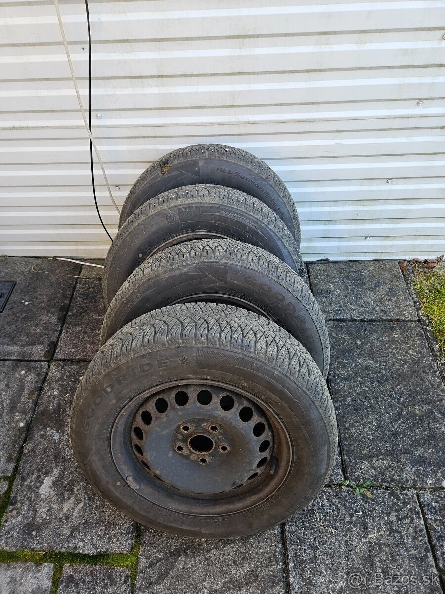 Celoročné kolesá 195/65 R15 zánovné 5x112 VW Golf 5