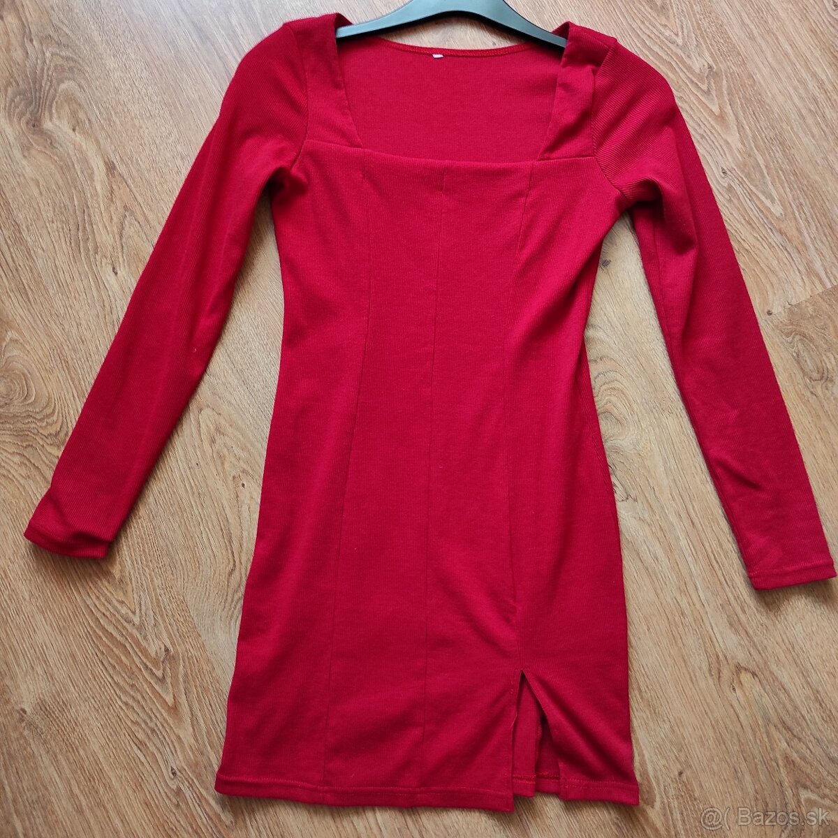 Červené mini šaty s dlhým rukávom