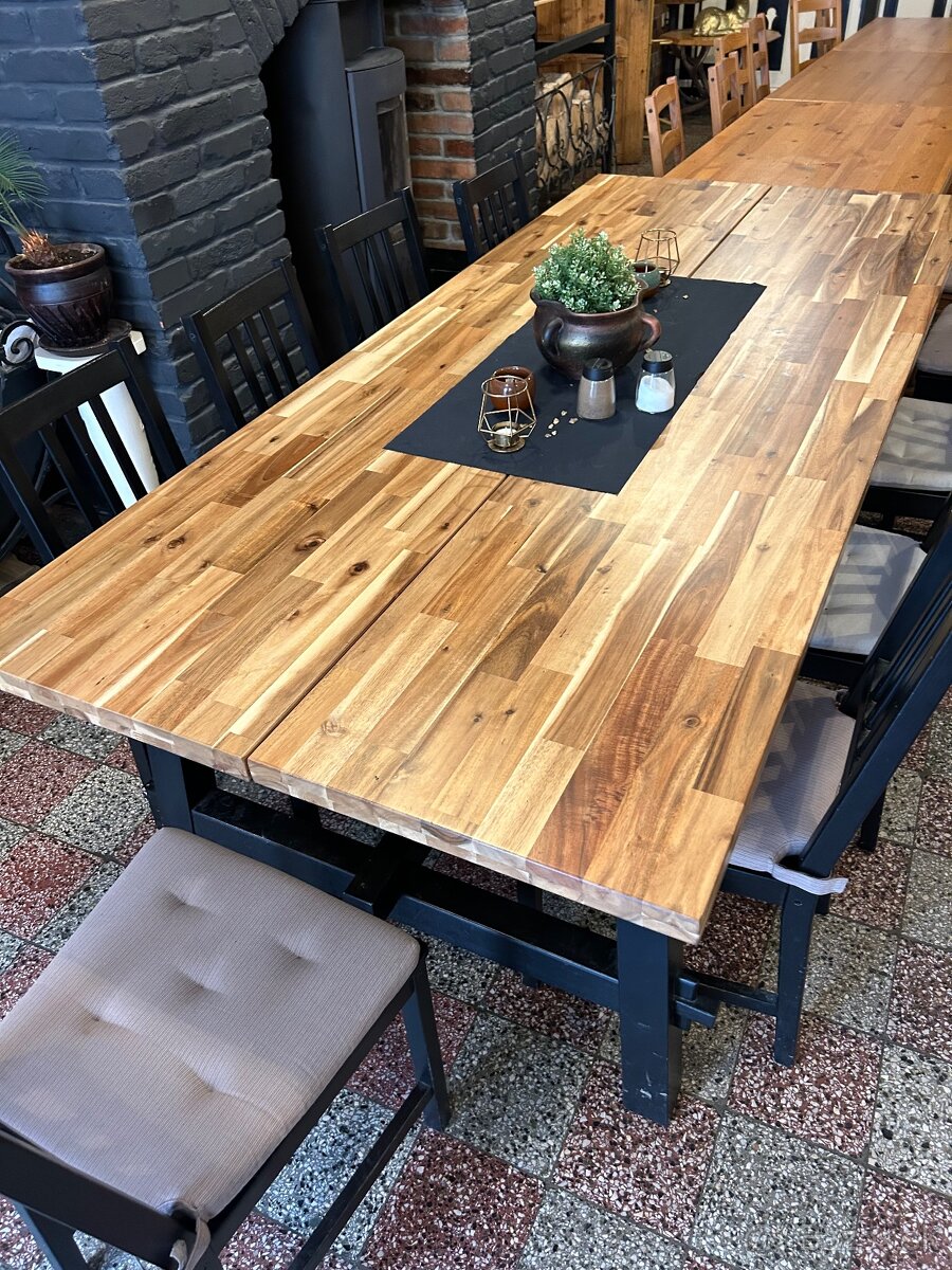 Predám kvalitný stôl z tvrdého dreva