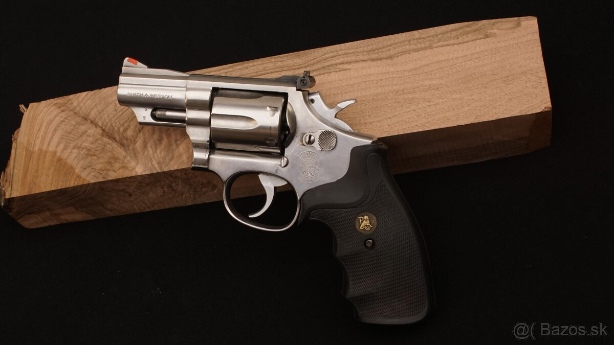 Nerezovy revolver Smith&Wesson 357 magnum, hlaven 2,5"