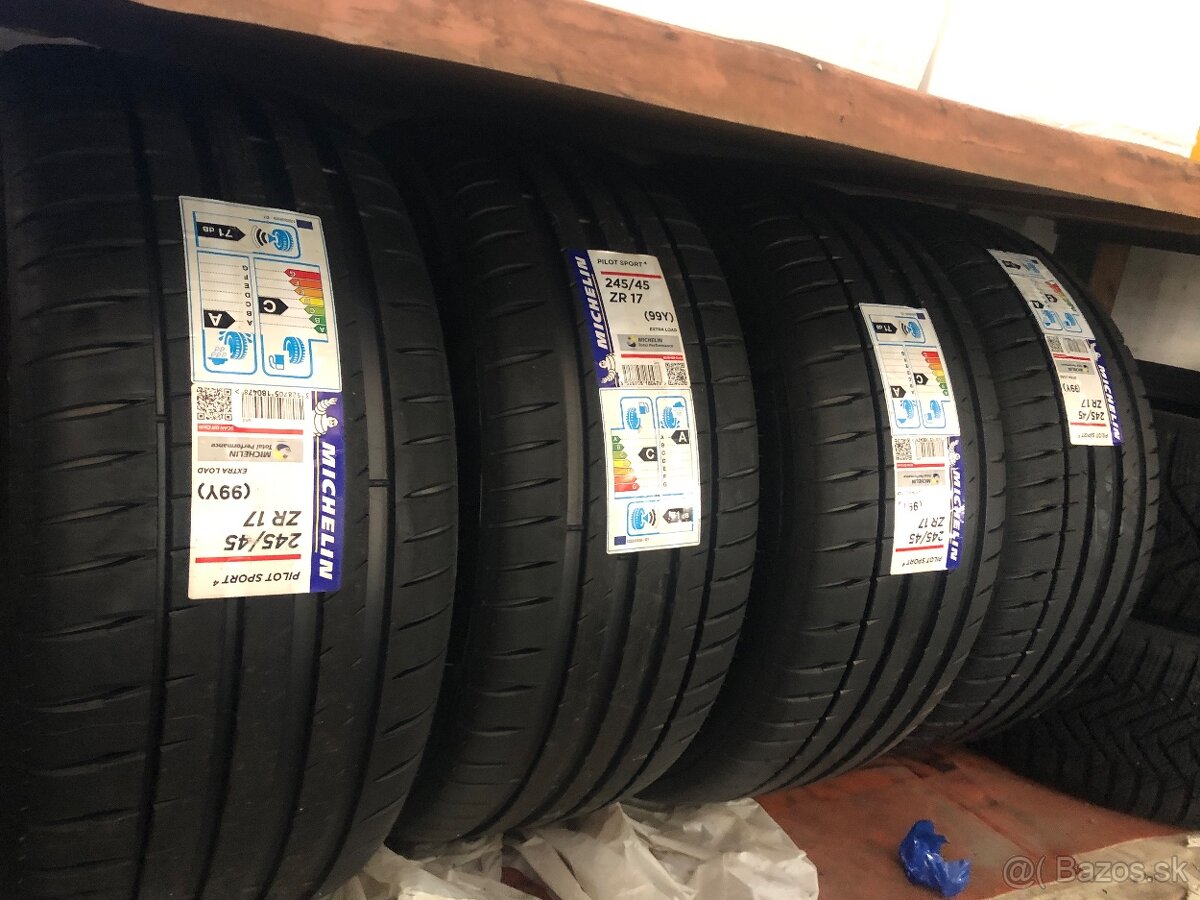 245/45 R17