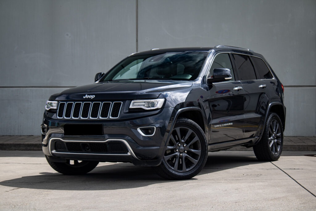 KRÁSNY JEEP GRANDCHEROKEE WK2 3,0D 270ps 4x4 Full výbava