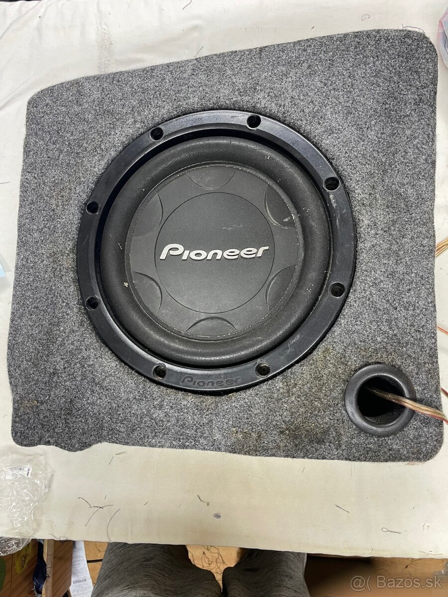 Predám subwoofer do blatníka Škoda Octavia 3 sedan