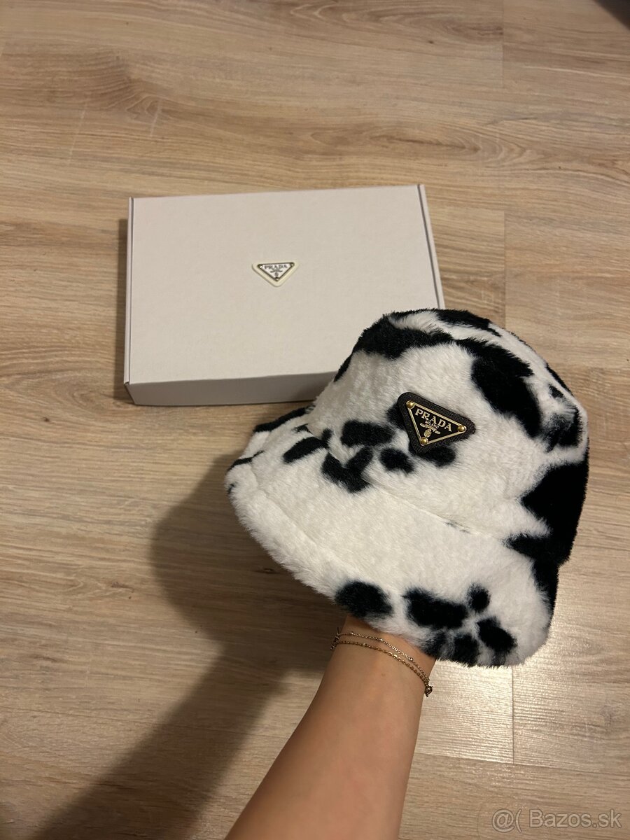 Prada klobúk + biely box (PR8)