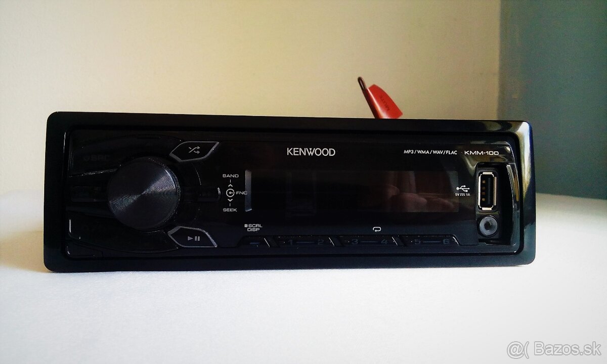 AUTORADIO KENWOOD KMM-100.