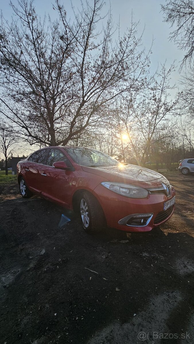 Lacno predám - Renault Fluence - uvedené poškodenia