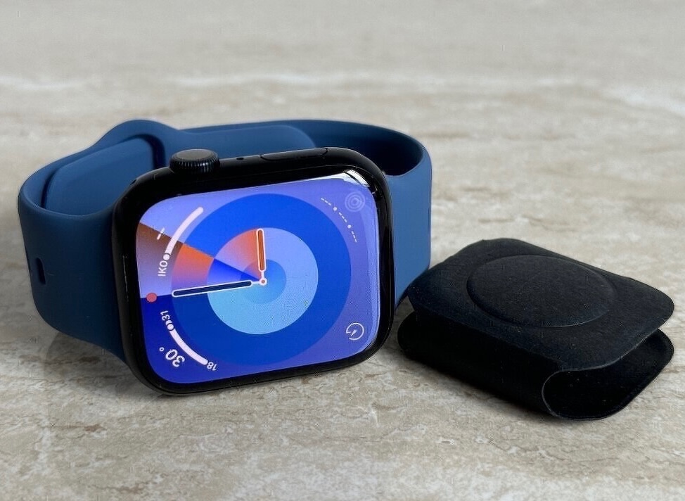 Apple Watch Series 9 45 (záruka: 30.1.2025,batéria:100%)