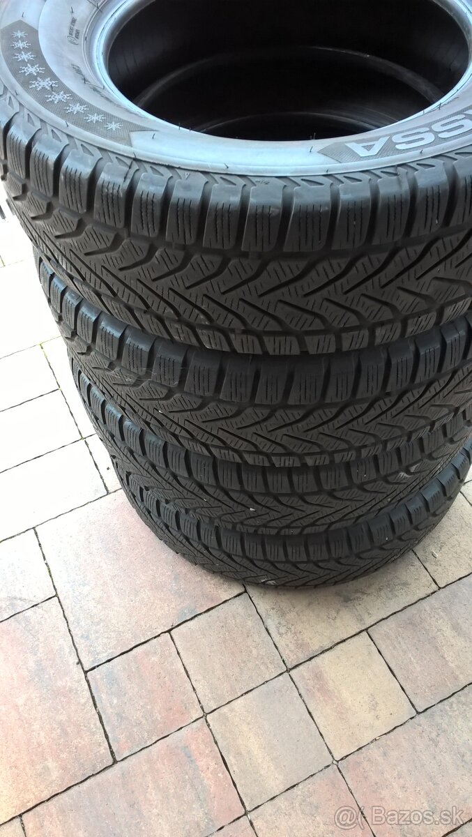 4 ks ZIMNÉ 215/70 R16 100H XL LASSA dezén cca 6 mm rok 2019