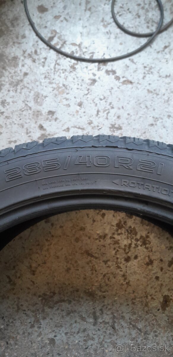 285/40R21