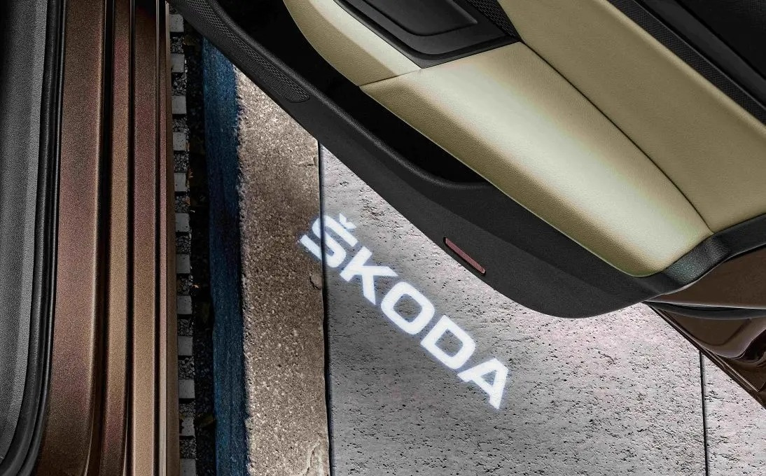 LED projektor loga ŠKODA do dverí - Škoda Superb 3