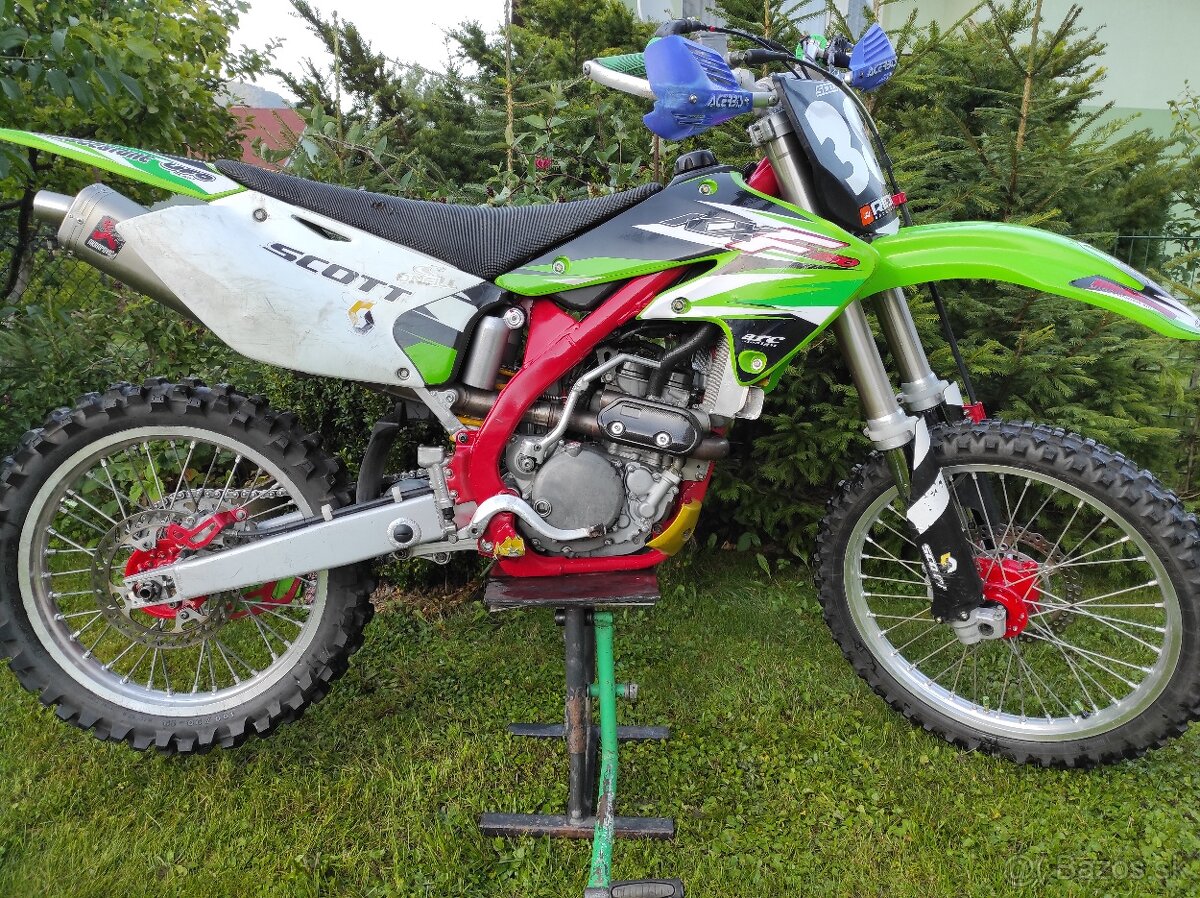 Predám Kawasaki kxf 250 (full akrapovič) stojan a oblečenie