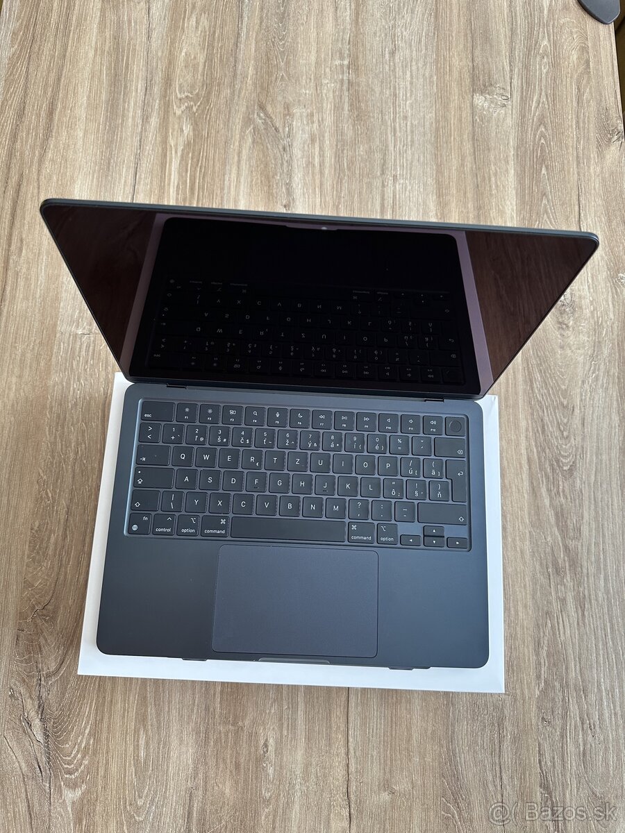 MacBook AirM2 8/256gb