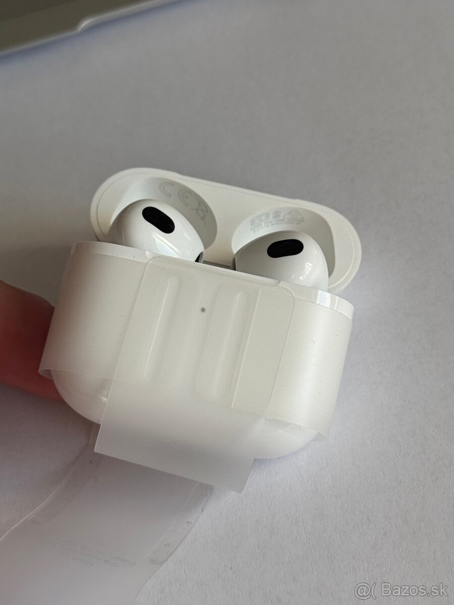 Apple AirPods 3. Generácie - nové, necely rok v záruke