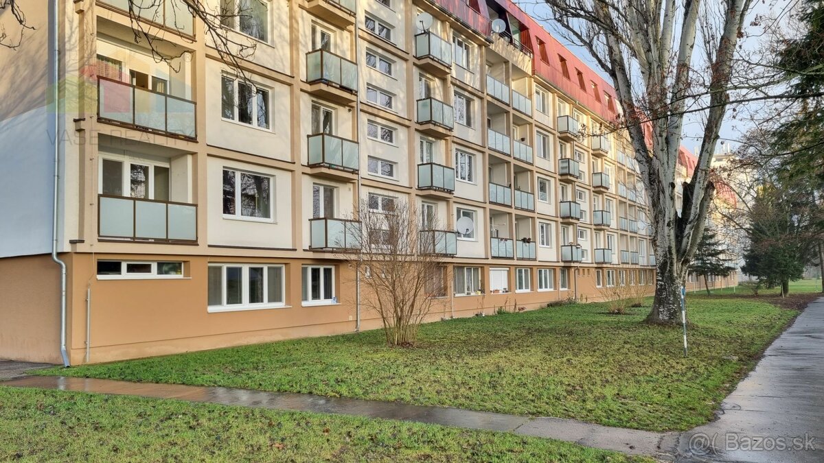 2 IZBOVÝ BYT 53,6 M2 S VÝHĽADOM NA VÁH, BALKÓN, LOGGIA, PIEŠ