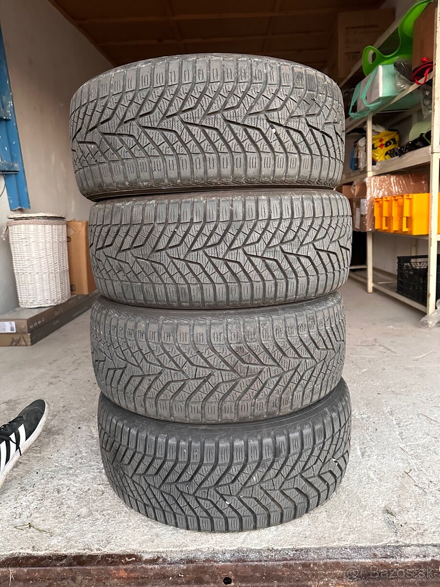 Predám zimne pneu Yokohama BluEarth  225/45 R17