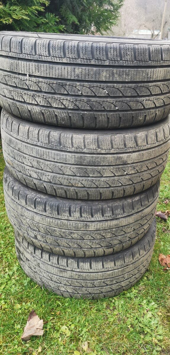 Predam zimne pneu 225/45R17.