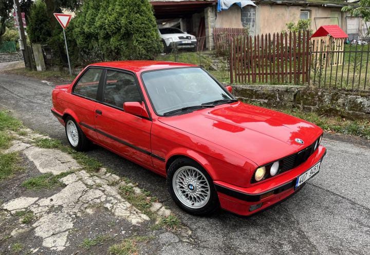 BMW E30 325i coupé